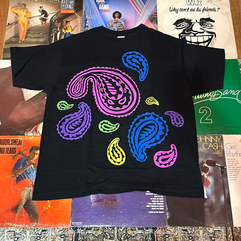 Vintage amoeba print single stitch neon